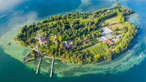 【2021-05-03】 鸟瞰博登湖上的迈瑙岛，德国 (© Amazing Aerial Agency/Offset by Shutterstock)