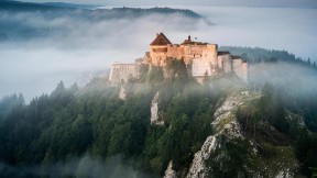 【2021-03-22】 汝拉山中的Chateau de Joux堡，法国 (© Ivoha/Alamy)