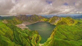 【2021-06-15】 鸟瞰皮纳图博火山湖和山脉，菲律宾波拉克 (© Amazing Aerial Agency/Offset by Shutterstock)