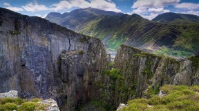 斯诺登山与兰贝里斯山口，英国史诺多尼亚国家公园 (© Alan Novelli/Alamy)(2021-03-28)