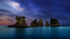 【2021-07-22】 伊豆半岛海岸附近的 Minokake-Iwa 奇岩群，日本 (© Krzysztof Baranowski/Getty Images)