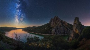 【2021-07-10】 塔霍河上空的银河，西班牙蒙弗拉圭国家公园 (© Miguel Angel Muñoz Ruiz/Cavan Images)