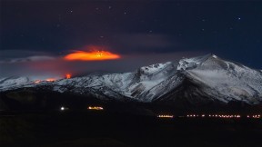 【2021-03-18】 2013年正在喷发的埃特纳火山，意大利西西里岛 (© Wead/Alamy Live News)