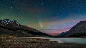 【2021-10-22】 划过湖面上空的新智彗星，加拿大贾斯珀国家公园 (© Stocktrek Images, Inc./Alamy)