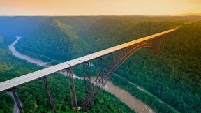 新河峡国家公园中的新河峡大桥，西弗吉尼亚州 (© Entropy Workshop/iStock/Getty Images Plus)(2021-04-17)