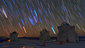 帕瑞纳天文台的望远镜和星迹，智利阿塔卡马沙漠 (© Matteo Omied/Alamy)(2021-05-15)