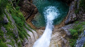 【2021-05-31】 新天鹅堡附近Pöllat峡谷的瀑布，德国巴伐利亚 (© Gary Whitton/Alamy)