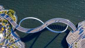 【2021-08-08】 伊丽莎白女皇码头桥，澳大利亚珀斯 (© Amazing Aerial Agency/Offset by Shutterstock)