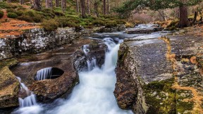 【2021-12-20】 Linn of Quoich瀑布旁的碗状岩石洞，苏格兰阿伯丁郡 (© AWL Images/Danita Delimont)