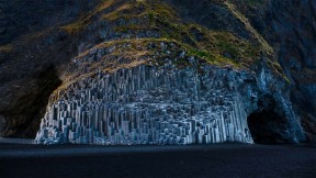 黑沙滩上Reynisdrangar的玄武岩，冰岛 (© Cavan Images/Getty Images)(2021-03-29)