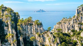 从昂沃峡湾眺望里欧岛，法国马赛 (© Jason Langley/AWL Images/Offset by Shutterstock)(2021-09-08)