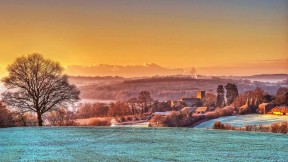 【2021-12-26】 日光下的村落，英格兰东萨塞克斯郡 (© JohnnyPowell/iStock/Getty Images Plus)