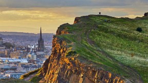 【2021-08-06】 从索尔兹伯里的峭壁上俯瞰爱丁堡，苏格兰荷里路德公园 (© Andrew Merry/Getty Images)