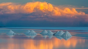【2021-08-07】 乌尤尼盐沼上的锥形盐堆，玻利维亚 (© John Shaw/Minden Pictures)