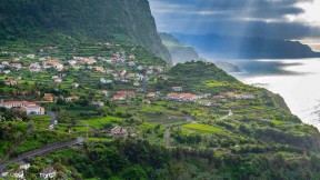 马德拉岛的北海岸，葡萄牙 (© Hemis/Alamy)(2021-04-21)