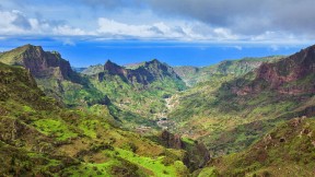 【2021-07-05】 Serra da Malagueta山脉，佛得角圣地亚哥岛 (© Samuel Borges Photography/Shutterstock)