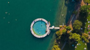 【2021-08-15】 苏黎世湖岸边的室外游泳池，瑞士 (© Amazing Aerial Agency/Offset by Shutterstock)