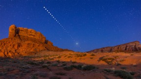 2015年4月4日摄于Tear Drop Arch附近的月全食，犹他州纪念碑谷 (© Alan Dyer/Alamy)(2021-05-26)