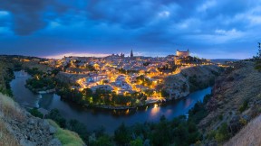 日落后的托莱多全景，西班牙 (© Frank Fischbach/Alamy)(2021-02-01)