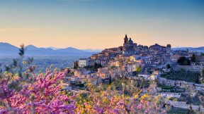 俯瞰着特雷维的扁桃花，意大利佩鲁贾 (© Maurizio Rellini/eStock Photo)(2021-02-25)