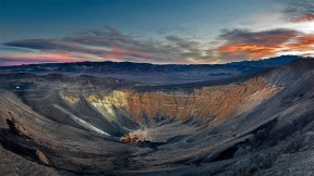 【2021-08-14】 死亡谷国家公园里的优比喜比火山口，加利福尼亚州 (© Albert Knapp/Alamy)