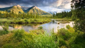 【2021-07-21】 山脉中的朱砂湖，加拿大落基山脉 (© Glowing Earth Photography/Getty Images)