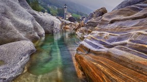 拉韦尔泰佐附近一条河里的石头，瑞士塞斯卡山谷 (© Robert Seitz/Offset by Shutterstock)(2021-02-18)