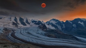 贝尔尼纳山脉和血月，瑞士 (© Bernd Zoller/Shutterstock)(2022-05-15)