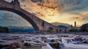 【2022-03-10】 意大利博比奥 Ponte Gobbo桥，意大利博比奥 (© afinocchiaro/Getty Images)