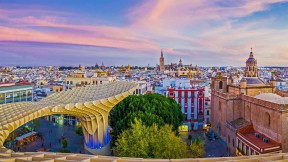 【2022-09-08】 西班牙的塞维利亚 从塞维利亚的都市阳伞俯瞰城市，西班牙 (© LucVi/Shutterstock)