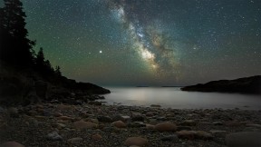 【2022-09-24】 缅因州阿卡迪亚国家公园 阿卡迪亚国家公园上空的银河系，美国缅因州 (© Harry Collins/Getty Images)
