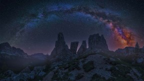 【2022-07-09】 多洛米蒂山 多洛米蒂山上空的银河，意大利 (© Carlos Fernandez/Getty Images)