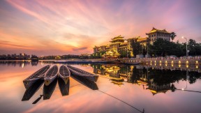 广角镜头下的厦门龙舟池，日落的光洒在传统龙舟上，中国 (© Sen Li/Getty Image)(2022-06-03)