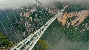 张家界大峡谷玻璃桥，湖南 (© MediaProduction/Getty Images)(2022-05-19)