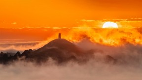 【2022-06-21】 夏至 格拉斯顿伯里山丘上的日出，英格兰 (© Guy Edwardes/Minden Pictures)