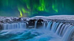 【2022-04-05】 众神瀑布，冰岛 北极光下的众神瀑布，冰岛 (© Anton Petrus/Getty Images)