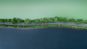 分隔两个湖泊的公路，苏格兰高地 (© Abstract Aerial Art/Getty Images)(2022-07-02)
