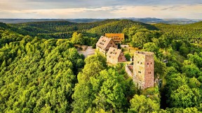 下莱茵省的胡内城堡，法国阿尔萨斯大区 (© Leonid Andronov/Alamy)(2022-04-26)