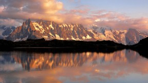 【2022-10-02】 映照勃朗峰的切斯瑞湖 倒映在湖中的勃朗峰山脉，法国霞慕尼市 (© Stefan Huwiler/Alamy)