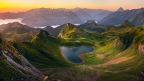 【2022-08-13】 心形的蒙塔尼翁湖 阿斯佩山谷中的蒙塔尼翁湖，法国 (© thieury/Adobe photo stock)