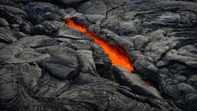 【2022-08-01】 夏威夷火山国家公园 漏出“天窗”的熔岩管，夏威夷火山国家公园 (© Tom Schwabel/Tandem Stills + Motion)