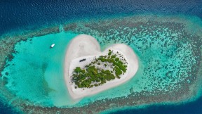 心形小岛和白沙滩，印度洋马尔代夫 (© Willyam Bradberry/Shutterstock)(2022-02-14)