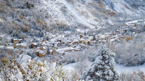 蒂内河畔圣艾蒂安小镇，法国阿尔卑斯省  (© CAVALIER Michel/hemis.fr/Alamy Stock Photo)(2022-03-08)