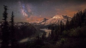 【2022-03-02】 雷尼尔山国家公园 雷尼尔山上空的银河星系，美国华盛顿州 (© Brad Goldpaint/Cavan)