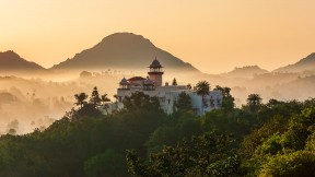 【2022-11-11】 印度拉贾斯坦邦的阿布山 阿拉瓦利山脉的阿布山，印度拉贾斯坦邦 (© saiko3p/Shutterstock)