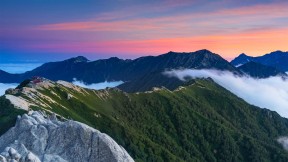 日本长野县安昙野附近的燕岳山 (© Joshua Hawley/Getty Images)(2022-08-11)