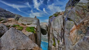 裂缝中的谢拉格伯顿石，挪威谢格拉山 (© Angel FAyE/Getty Images)(2022-04-04)