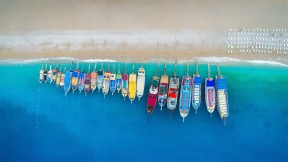 鸟瞰视角下的彩色船只，土耳其欧鲁旦尼斯 (© den-belitsky/Getty Images)(2022-07-10)
