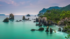 【2022-07-18】 日本海洋日 布满奇石的青海岛，日本北长门海岸国定公园 (© Sean Pavone Photo/Adobe Stock)
