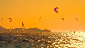 【2022-08-26】 克罗地亚的风筝冲浪者和风帆冲浪者 克罗地亚佩列沙茨半岛附近的风筝冲浪者和风帆冲浪者 (© helivideo/Getty Images)